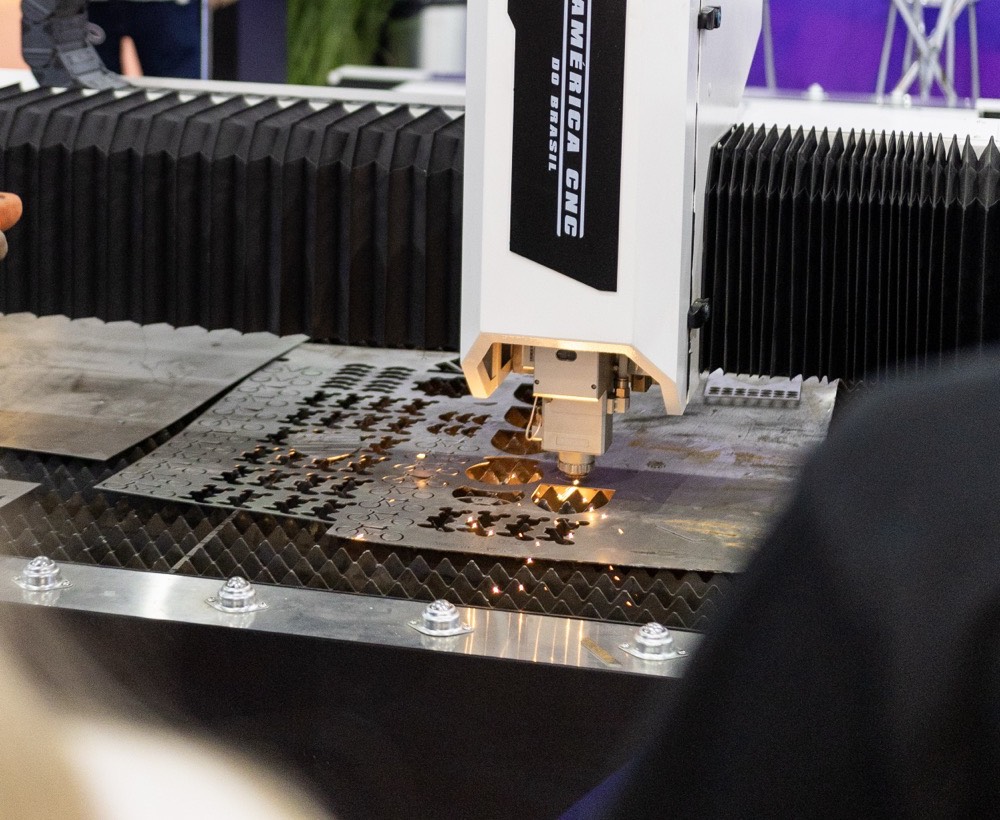 Laser America CNC cortando chapa de aço