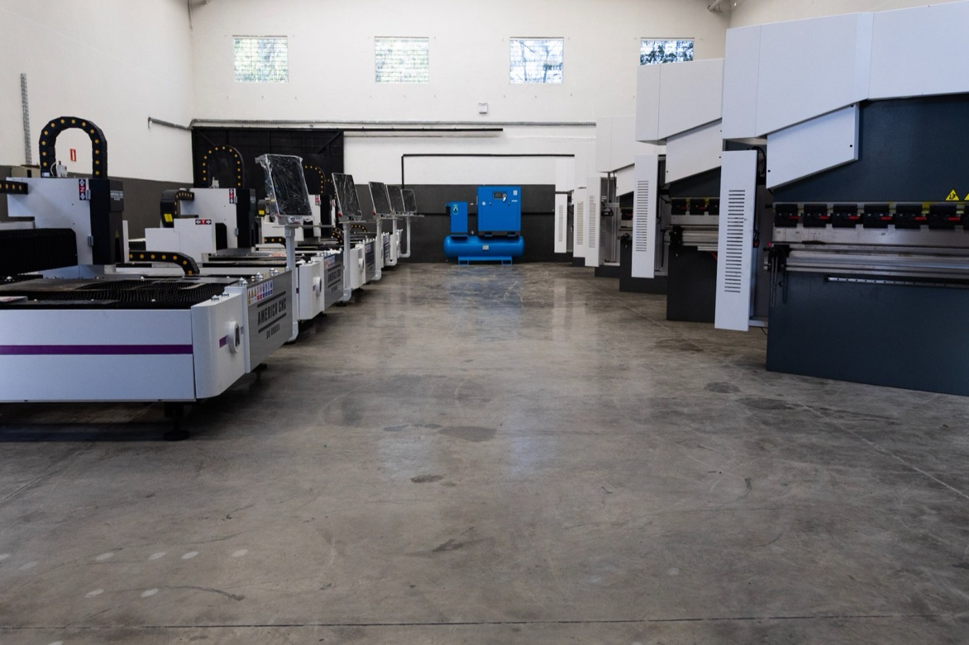 Showroom America CNC com lasers e dobradeiras